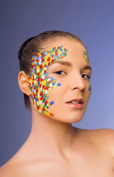 Primer plano de la hermosa mujer con brillante maquillaje elegante — Foto de Stock