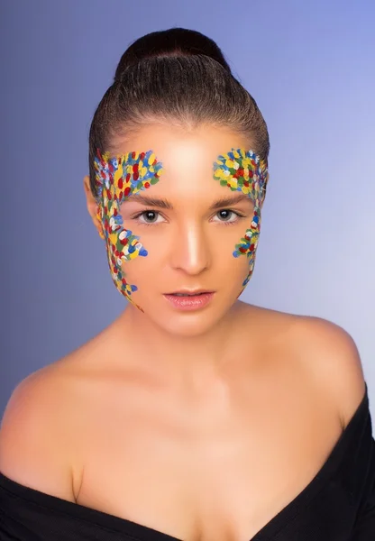 Portret van een jonge vrouw met creatieve make-up in pop-stijl — Stockfoto