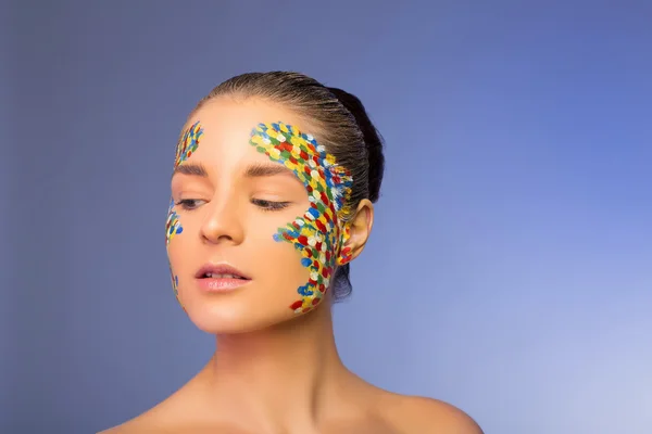 Hermosa joven con maquillaje creativo — Foto de Stock