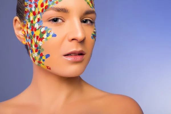 Mode andbeautiful tjej modell ansikte med kreativa ljusa makeup — Stockfoto