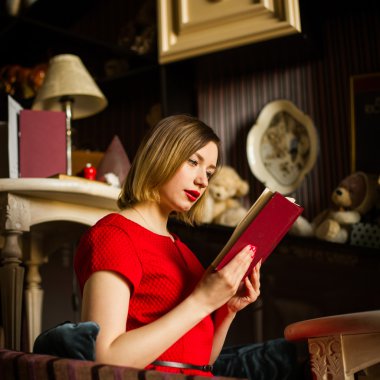 Bir kitap ile güzel kadın