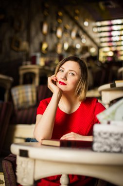 Kırmızılı büyüleyici kadın