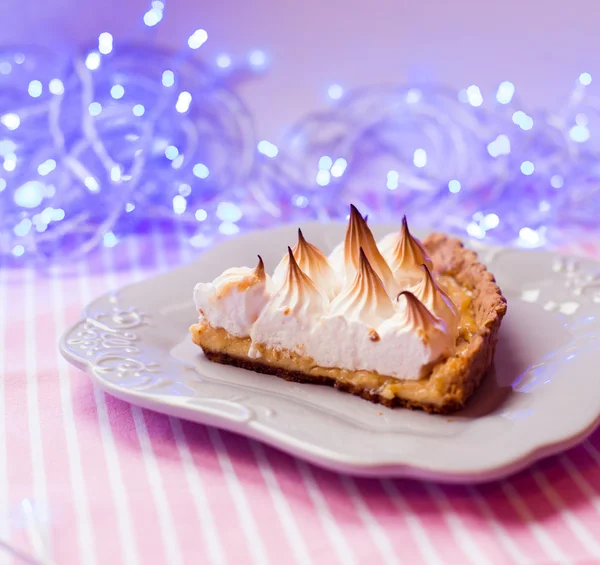 Pedaço de bolo com merengue — Fotografia de Stock