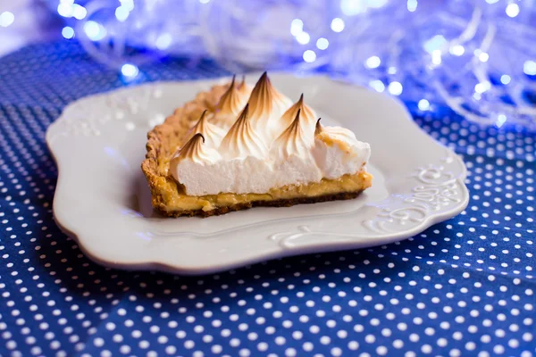 Torta con meringa durante compleanno — Foto Stock