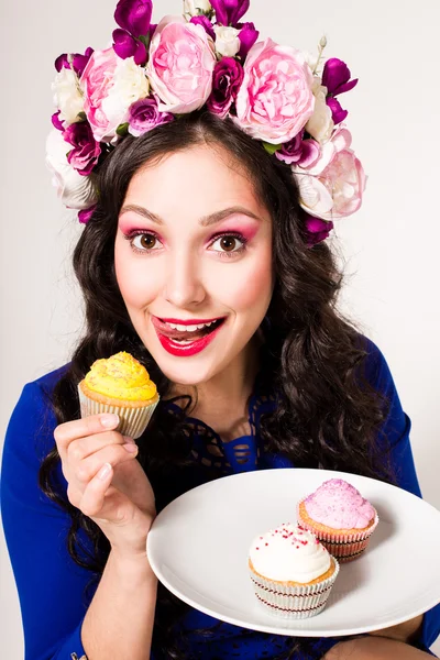 Fiatal nő élvezi torta — Stock Fotó