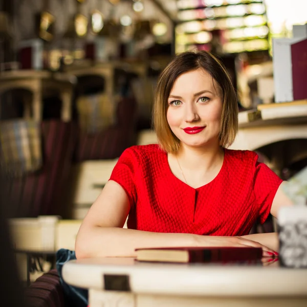 Encantadora mujer en un restaurante —  Fotos de Stock