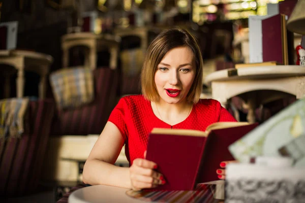 Mooie vrouw met geopende mond kijken geschokt — Stockfoto