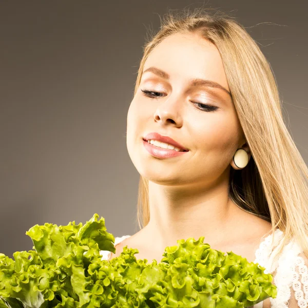 Donna che cucina insalata fresca — Foto Stock