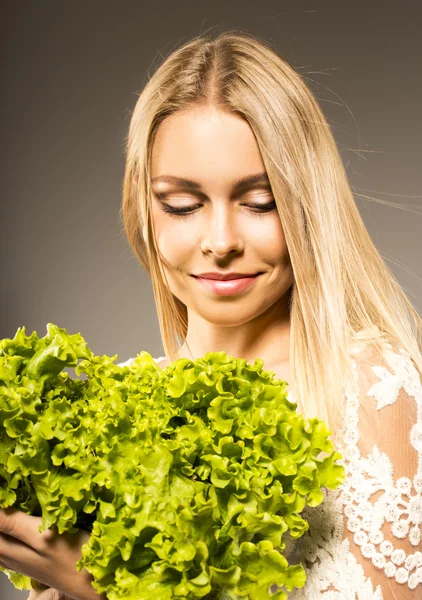 Ritratto di donna in forma sana che mangia un'insalata fresca — Foto Stock