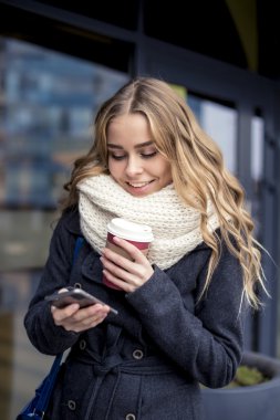 Akıllı telefon kısa mesaj yazarak kadın