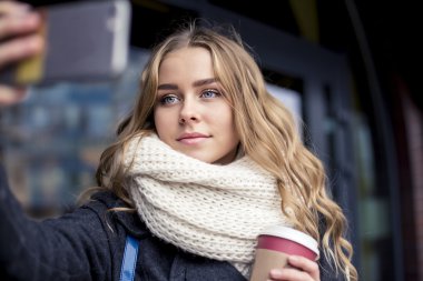 sokakta uzun saçlı sevimli sarışın PP yapar