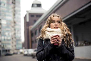 Genç ve güzel sarışın dışarıda kahve içme