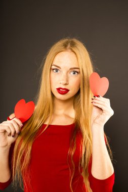 genç kadınla Studio kırmızı ruj kırmızı