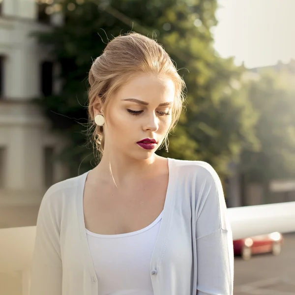 Attraktive Blondine auf der Straße — Stockfoto