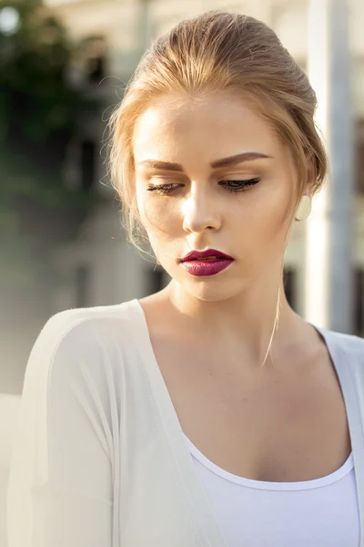 Visage de la jeune belle femme sexy en plein air — Photo