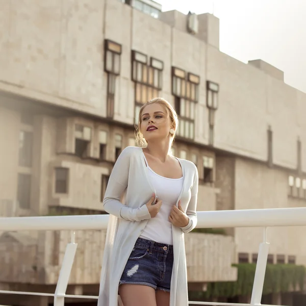 Joven mujer sonriente al aire libre retrato —  Fotos de Stock