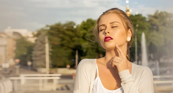 Ung kvinna utomhus porträtt. mjuka soliga färger — Stockfoto