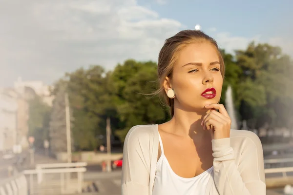 Joven flaco sexy mujer al aire libre posando en verano en la ciudad. estilo —  Fotos de Stock