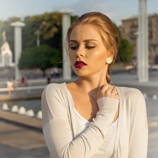 Portrait d'une jeune femme sur fond urbain — Photo