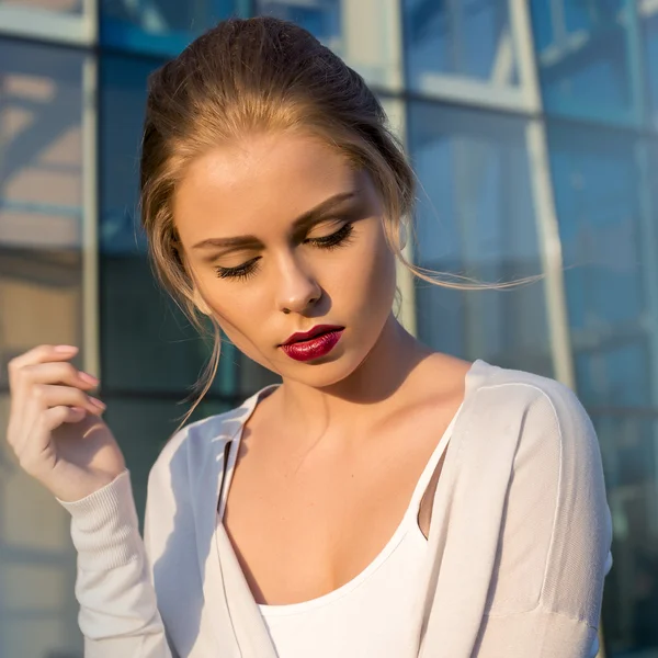 Jolie jeune fille de la ville debout contre le bâtiment en verre — Photo