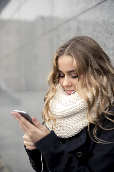 Shopper woman buying online on the smart phone in the street — Stock Photo, Image