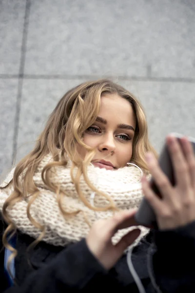 Mode stylische junge Frau mit Smartphone in der Stadt — Stockfoto