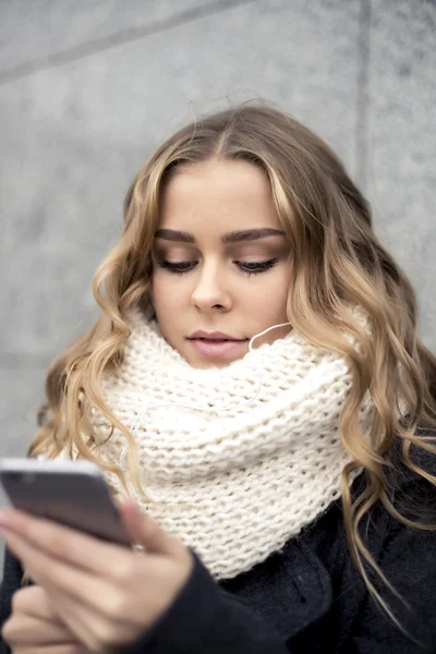 Shopper woman buying online on the smart phone in the street — Stock Photo, Image