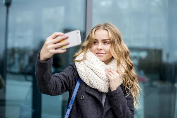 Mulher jovem na moda andando uma rua da cidade — Fotografia de Stock