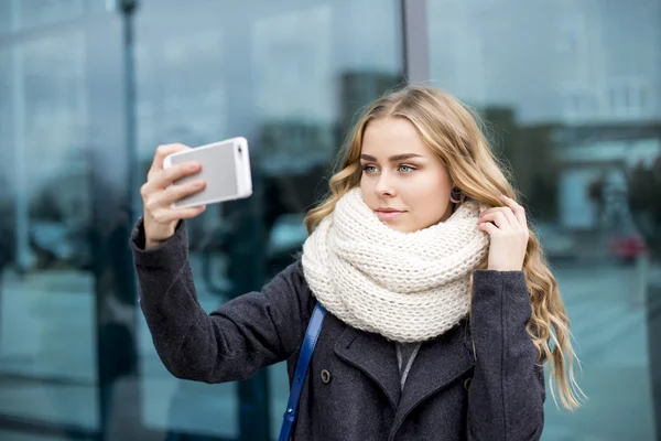 Крупный план красивой счастливой белокурой молодой белокурой женщины, делающей селфи на смартфоне на открытом воздухе в парке осенью — стоковое фото
