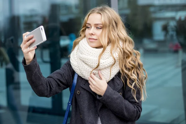 Современная красивая девушка-подросток с наушниками, смартфоном — стоковое фото