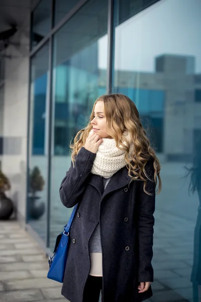 Portret van mooie blonde vrouw met witte sjaal — Stockfoto