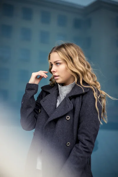 Porträt einer schönen erwachsenen Sinnlichkeit blonde Frau im Freien — Stockfoto