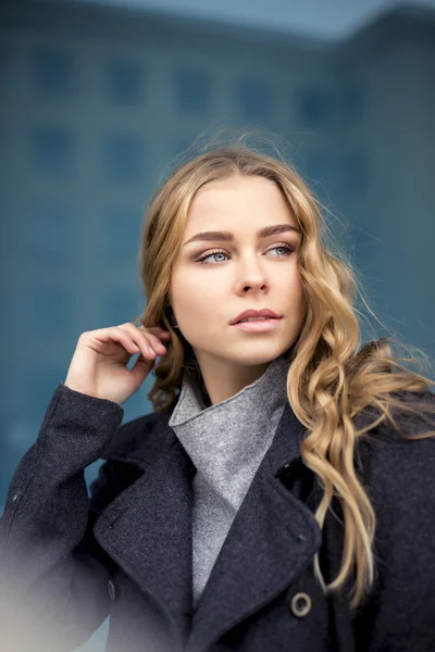 Aantrekkelijke vrouw in de stad in wintertijd — Stockfoto