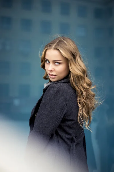 Mulher de inverno bonita posando ao ar livre menina saudável em férias no fundo de azul — Fotografia de Stock