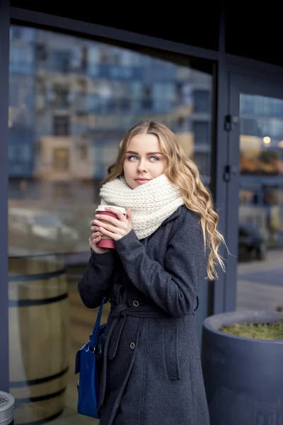 Mulher de negócios com pressa para trabalhar com uma xícara de café. tiro ao ar livre — Fotografia de Stock