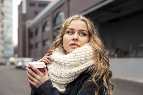 Adolescente sosteniendo una taza de bebida caliente al aire libre —  Fotos de Stock