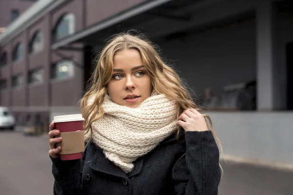 Primer plano de hermosa joven mujer rubia caucásica sosteniendo el café para llevar al aire libre en el parque en otoño —  Fotos de Stock