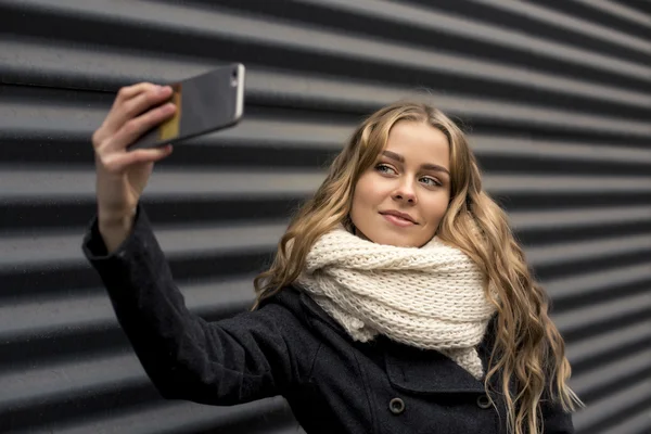 Mulher loira com telefone celular na mão — Fotografia de Stock