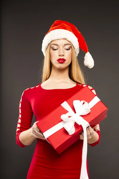 Bella giovane donna vestita in abito rosso con regalo — Foto Stock