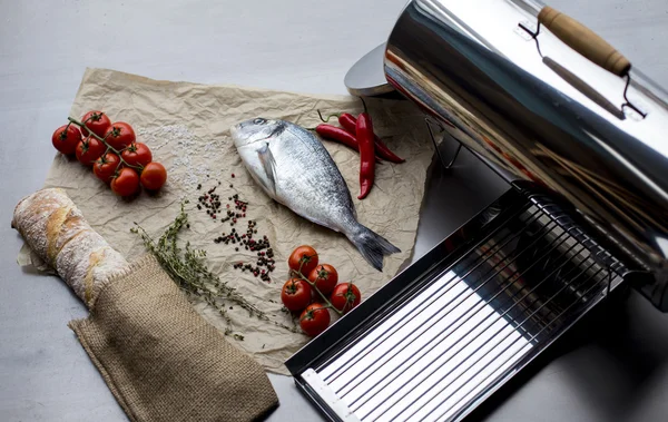 Nyers halat, gyógynövények és fűszerek, vágódeszka, felülnézet. Egészséges étel, vagy diéta táplálkozás koncepció. — Stock Fotó