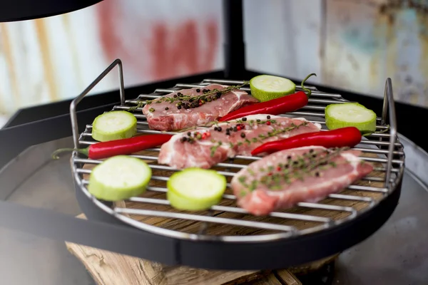 Mięso z grilla filet medaliony na Flaming Barbecue Grill, widok z góry, Close Up — Zdjęcie stockowe