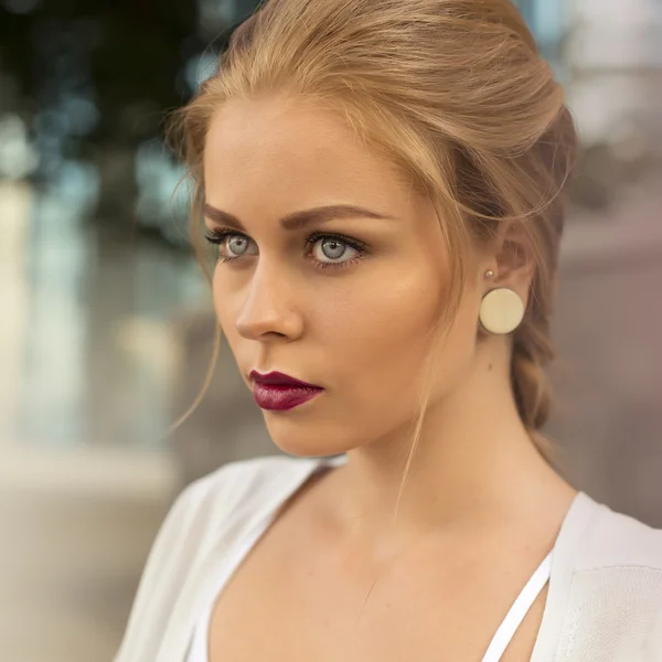 Aantrekkelijke blonde met donkerrood lippenstift — Stockfoto