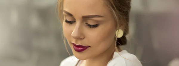 Portret van elegante blondine met mooie make-up — Stockfoto