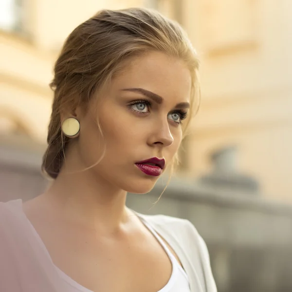 Jeune femme marchant dans la rue au printemps — Photo