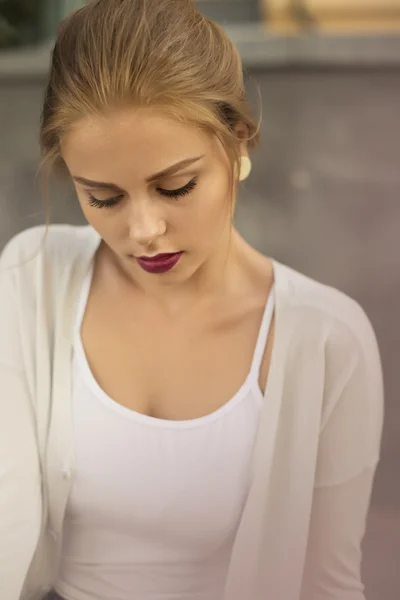 Jonge mooie blonde vrouw poseren buitenshuis — Stockfoto
