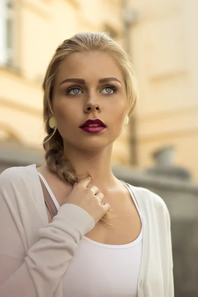 Belle femme à la mode assise dans la rue — Photo