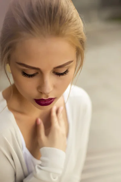 Portret van een aantrekkelijke jonge vrouw — Stockfoto