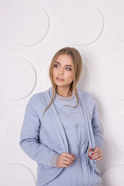 Foto de moda de una mujer joven y magnífica. Chica posando. Estudio —  Fotos de Stock