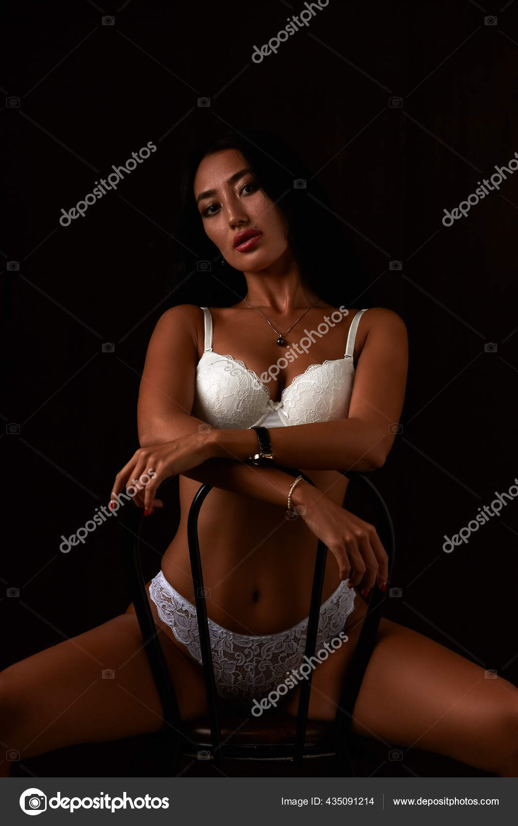 ヌードアート 完璧なセクシーボディ 暗い背景の若い女性 スタジオ撮影 ストック写真 C Dima266f ヌードアート 完璧なセクシーボディ 暗い背景の若い女性 スタジオ撮影 ストック写真 C Dima266f