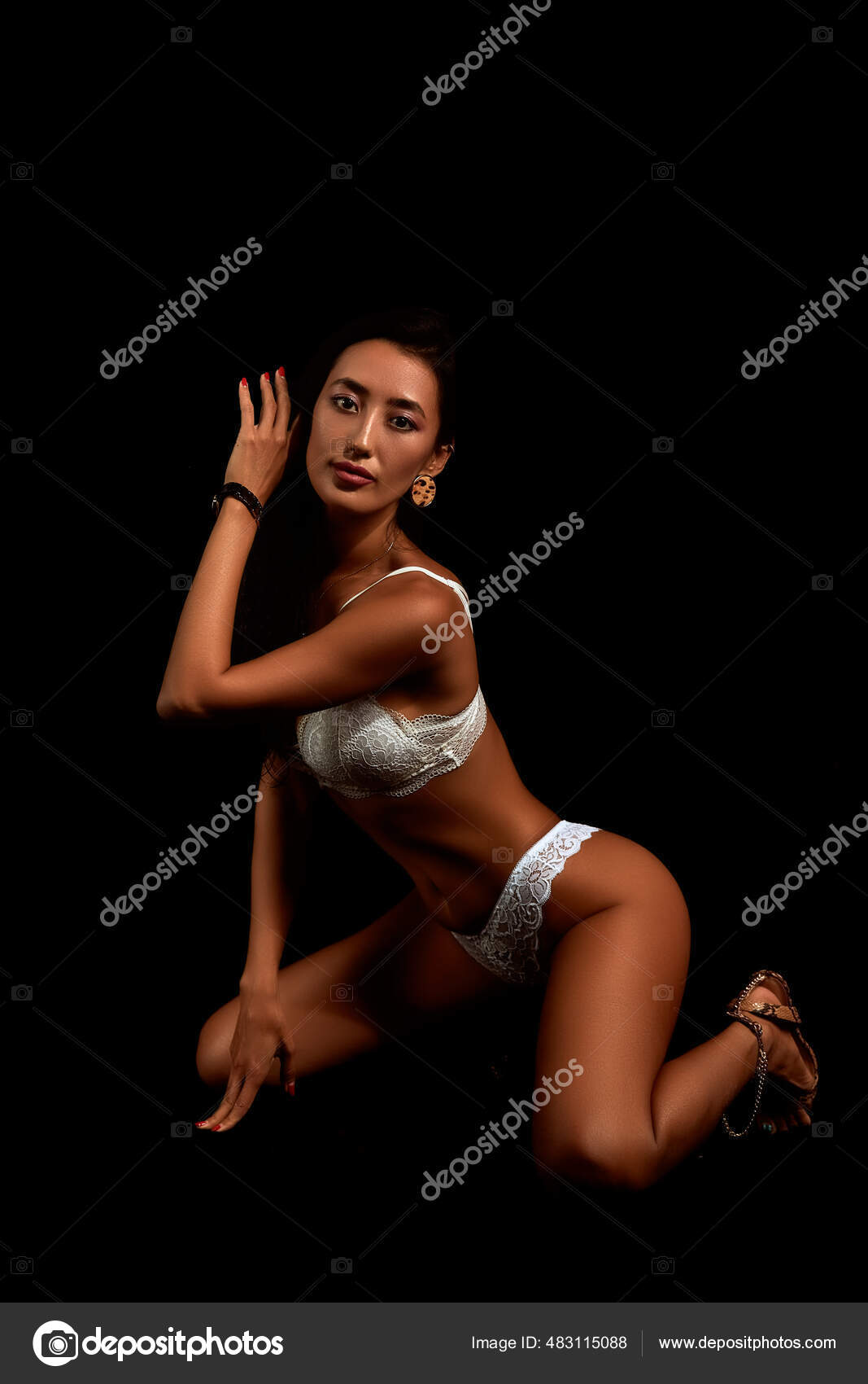 Junges Mädchen Mit Perfekten Brüsten Tanzt Auf Einem Tisch Junges Mädchen Mit Perfekten Brüsten Tanzt Auf Einem Tisch